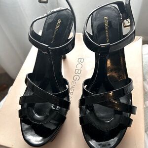 BCBG STRAPPY BLACK HEELED SANDAL